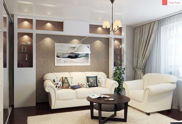 Красивая белая кожаная мебель с разноцветными подушкам в зале