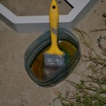 Смазываем формы для садовой дорожки специальной смазкой