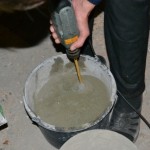 Добавляем воду с пластификатором и снова перемешиваем