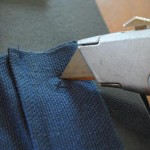 Вырезаем отверстия под люверсы