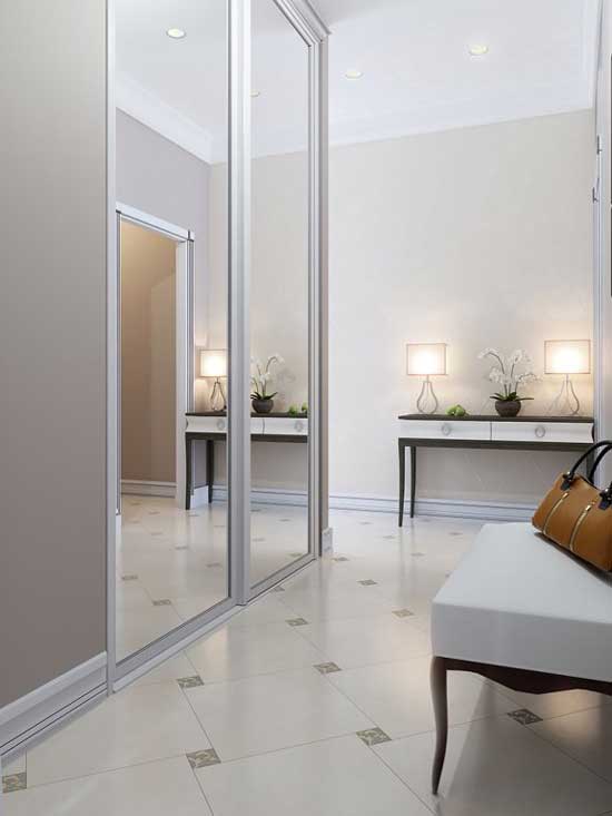 Большая зеркальная стена в коридоре Большая зеркальная стена в коридоре