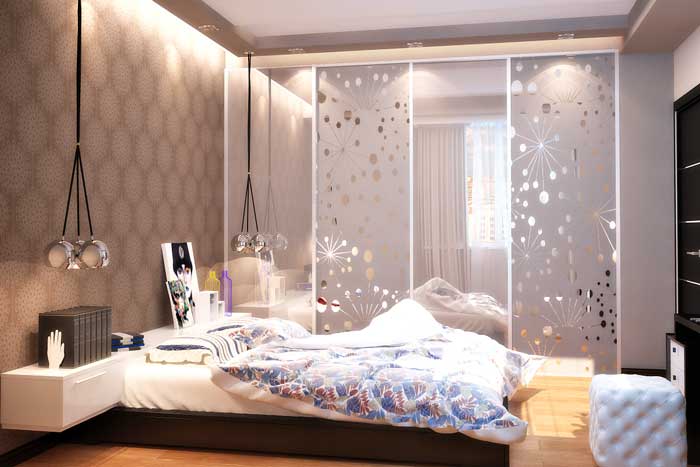 Спальня с подсветкой в гипсокартонном потолке. Большой шкаф купе 