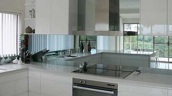 Зеркальный фартук на кухне фото Зеркальный фартук на кухне фото