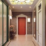 Красная входная дверь. Декоративный кирпич и бежевый глянцевый пол. Фото