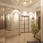 Много света в дизайне коридора. Фото