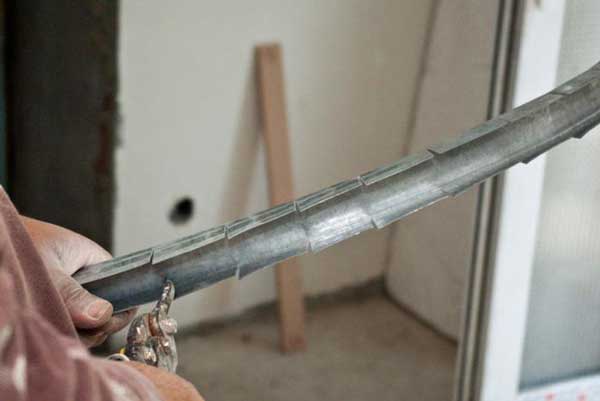 Разрезаем профиль для свода арки из гипсокартона