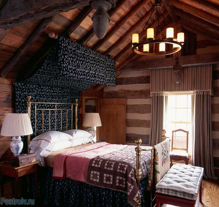 Балдахин над кроватью в деревянном доме. Фото
