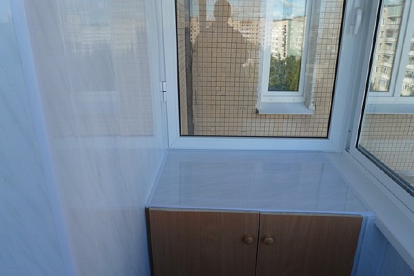 Отделка балкона панелями. Фото