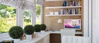 Светлое рабочее место для ребенка на балконе. Фото