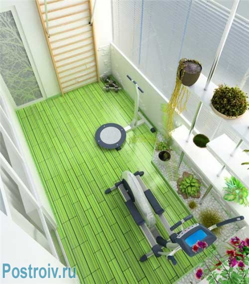 Спортзал на балконе. Фото