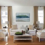 Белый цвет стен в интерьере гостиной с темными шторами