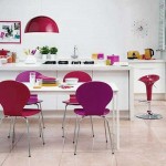 Добавление разных цветов в интерьер кухни в белом цвете