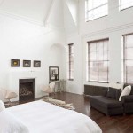 Большая спальня со стенами белого цвета. Хозяева в восторге