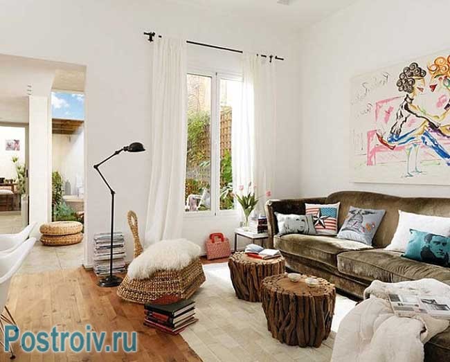 Белый цвет стен в гостиной в экостиле. столики из пеньков