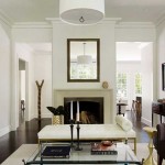Гостиная с камином со стенами окрашенными в белый цвет