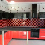 Угловая красно-черная кухня. Фото 14