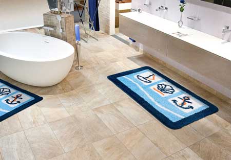 Голубые коврики для ванной комнаты