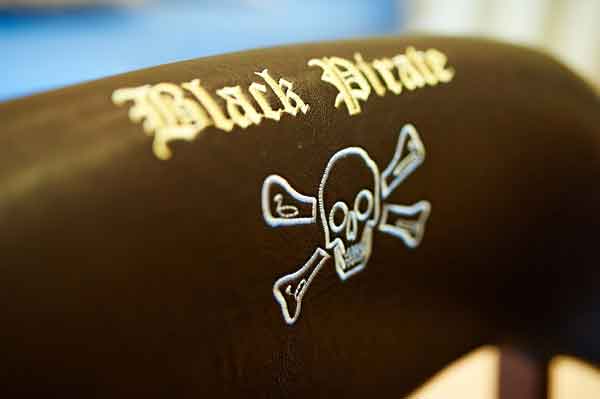 Вышитая надпись на пиратском стуле Вышитая надпись на пиратском стуле