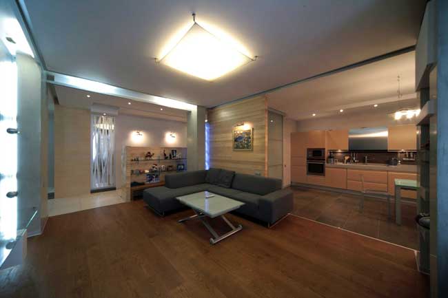 Темный угловой диван в центре гостиной Темный угловой диван в центре гостиной