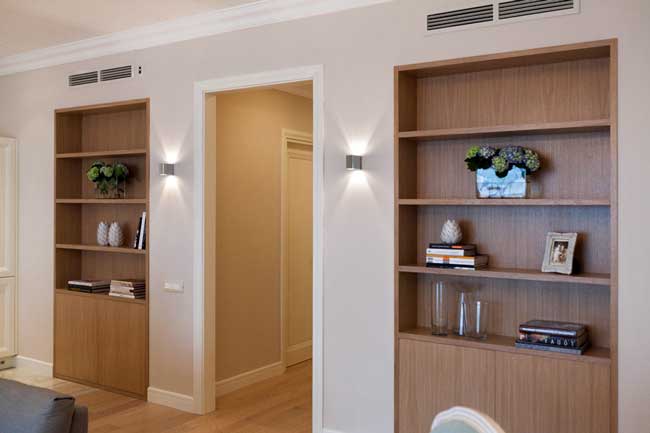 Оформление шкафов в светлой гостиной