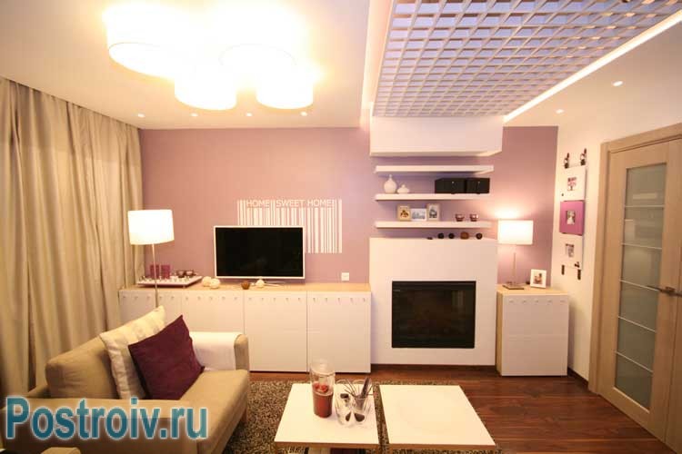 Интерьер лиловой гостиной-спальни. Фото