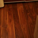 Темный ламинат на полу в современной гостиной