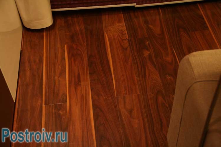 Темный ламинат на полу в современной гостиной