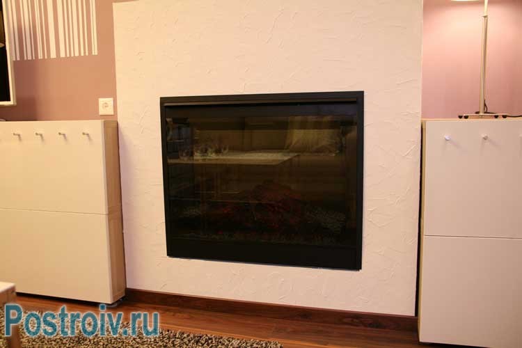 Электро камин в центре гостиной. Фото