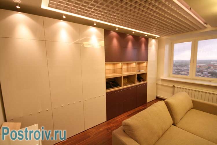 Зона хранения (встроенный шкаф) во всю стену в гостиной