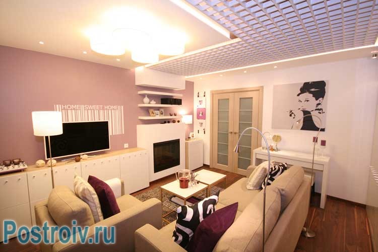 Бежевый диван в центре гостиной. Фото