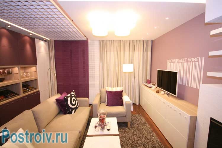 Люстра в центре потолка в гостиной