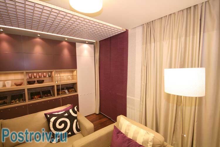 Красивый торшер в рабочей зоне гостиной. Фото