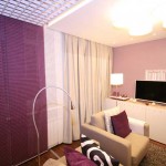 Плотные шторы молочного цвета в гостиной-спальне. Фото