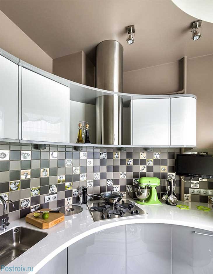 Полукруглый кухонный гарнитур на кухне 9 кв. м. Фото