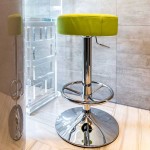 На маленькой 9 метровой кухне лучше использовать банкетки и барные стулья