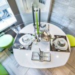 Дизайн кухни 9 кв. м. Круглый белый стол. Фото