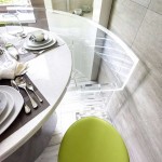 Прозрачная скамья из оргстекла не загромождает пространство