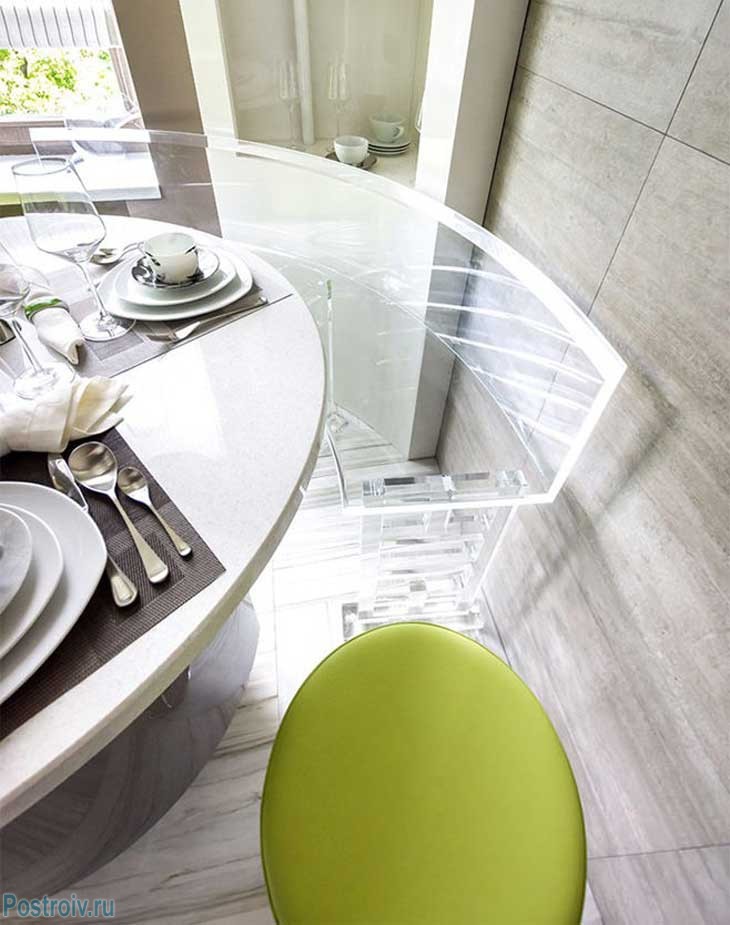 Прозрачная скамья из оргстекла не загромождает пространство