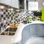 Кухонный фартук отделан небольшой плиткой в шахматном порядке. Фото