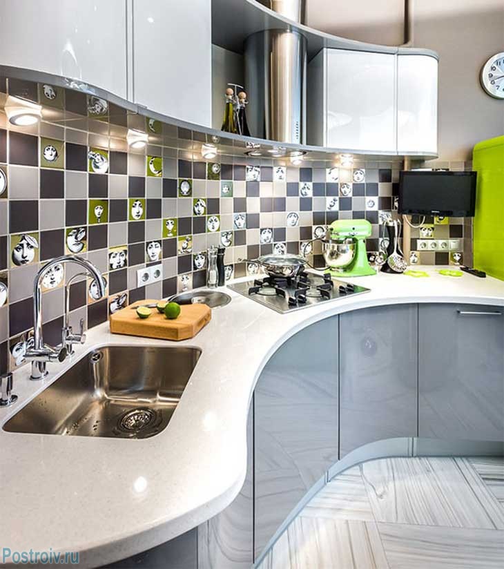 Кухонный фартук отделан небольшой плиткой в шахматном порядке. Фото