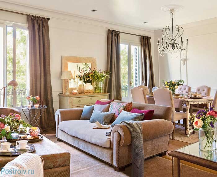 Большие окна в гостиной с коричневыми шторами. Фото Большие окна в гостиной с коричневыми шторами. Фото