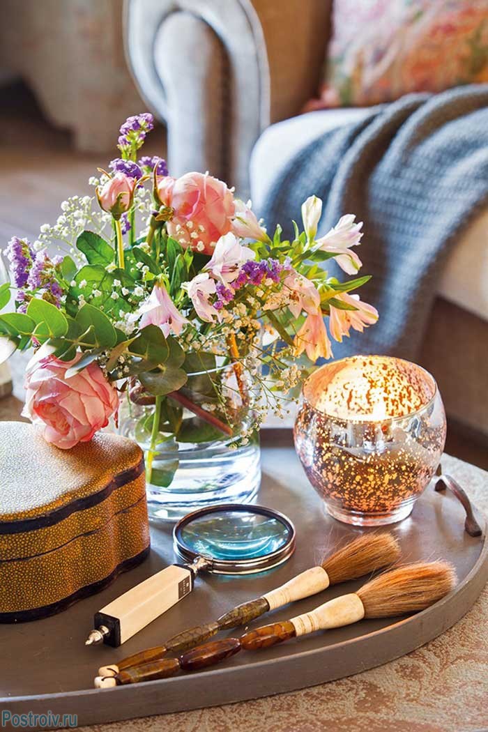 Декор на журнальном столике в гостиной. Фото Декор на журнальном столике в гостиной. Фото