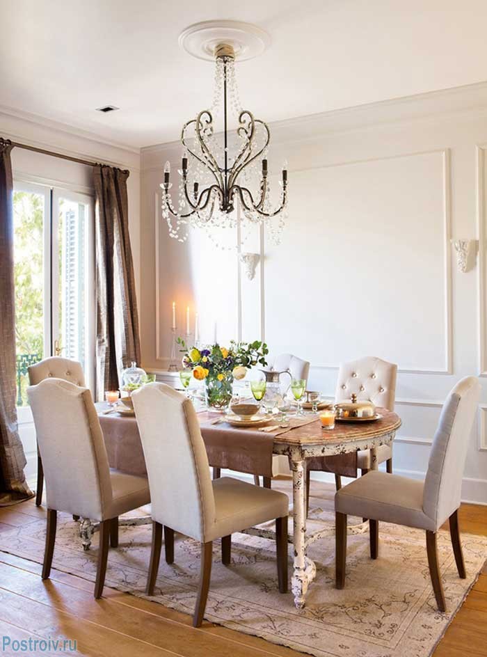 Красивые обеденные стулья и овальный стол в гостиной. Фото Красивые обеденные стулья и овальный стол в гостиной. Фото