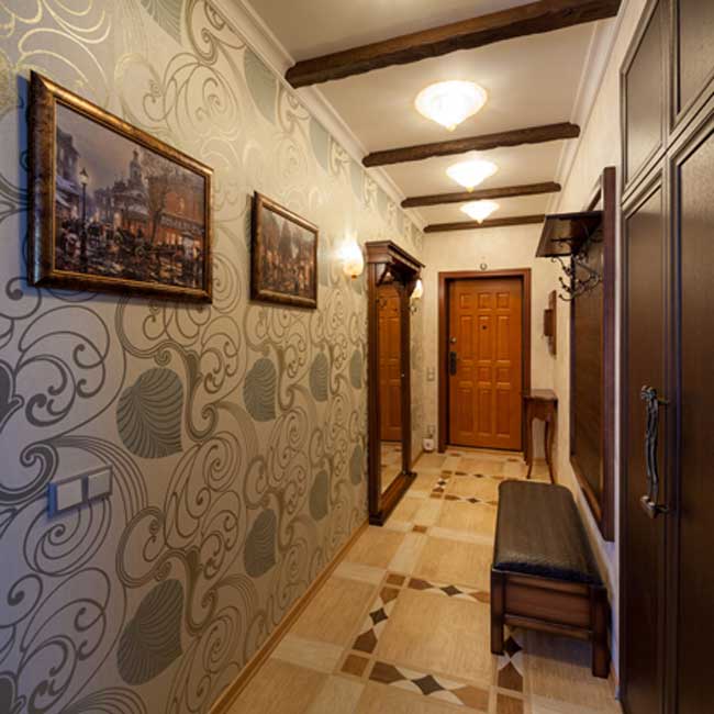 Дизайн обоев в коридоре. Шелкография с рисунком листьев. Большое зеркало Дизайн обоев в коридоре. Шелкография с рисунком листьев. Большое зеркало