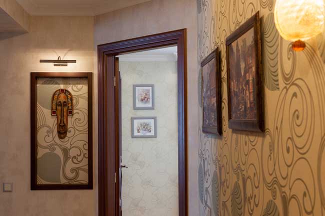 Декорирование стен в прихожей картинами и светильниками к ним Декорирование стен в прихожей картинами и светильниками к ним