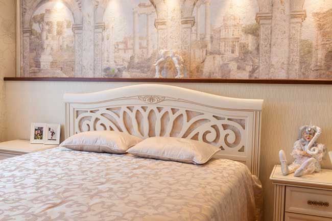 Большая кровать и изголовье в в спальне светлых оттенков Большая кровать и изголовье в в спальне светлых оттенков