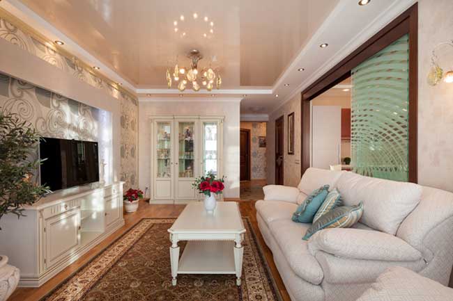 Белый натяжной потолок в гостиной. Дизайн гостиной 17 кв. м Белый натяжной потолок в гостиной. Дизайн гостиной 17 кв. м