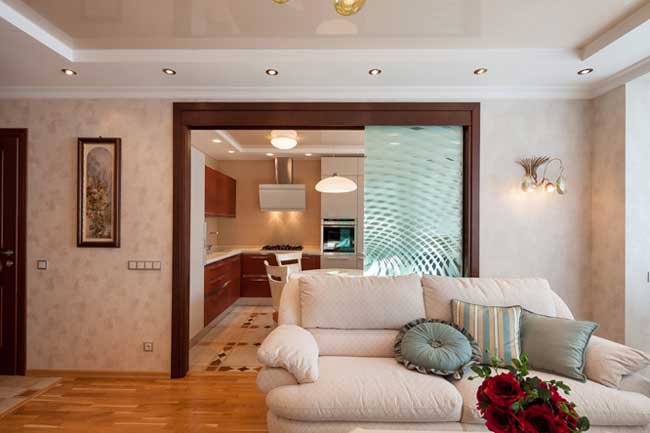 Белый диван в гостиной в классическом стиле в светлых тонах Белый диван в гостиной в классическом стиле в светлых тонах