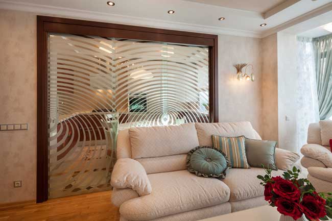 Раздвижная дверь купе из стекла. Интерьер гостиной Раздвижная дверь купе из стекла. Интерьер гостиной