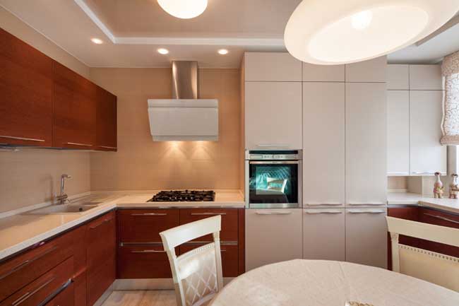 Дизайн кухни в двухкомнатной квартире. Встроенная мебель. Современные технологии